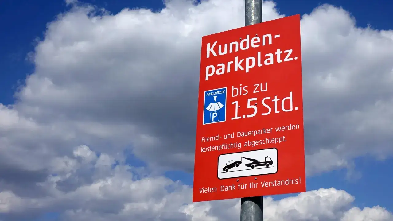 Rotes Schild: Kundenparkplatz, max. 1,5 Std. Fremdparker werden kostenpflichtig abgeschleppt. Wer zahlt abschleppen privatparkplatz? Sie!