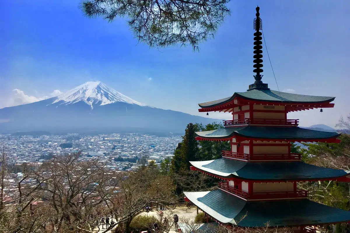 Ein malerischer Blick auf den Fuji und eine Pagode – ein Traum für jeden Japan Urlaub.
