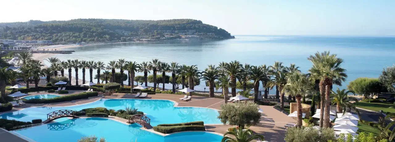 Traumhafter Blick auf das Meer und den Poolbereich eines Resorts, wie aus einem Märchen der TUI Blue Lagoon Princess. Palmen säumen den Weg.