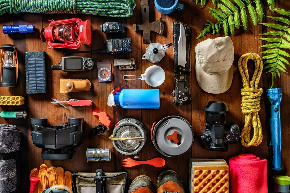 Packliste Wandern Mehrtagestour: Seil, Lampe, Funkgerät, Messer, Kocher, Kamera, Fernglas, Handschuhe, Mütze, Wasserflasche, Kompass, Axt, Tasse, Decke, Schuhe.