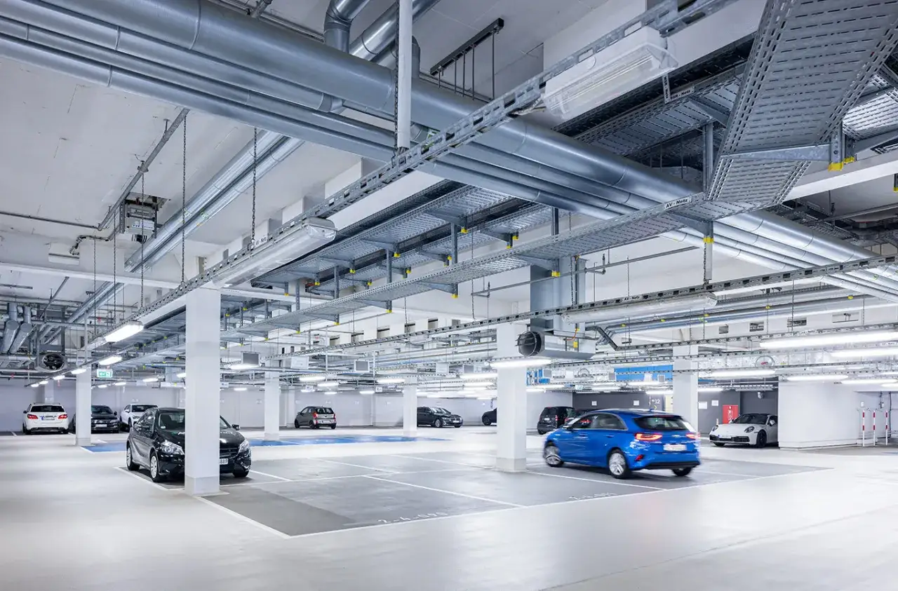 Moderne Tiefgarage mit vielen Autos. Die Kosten für das square parken sind hier überschaubar.