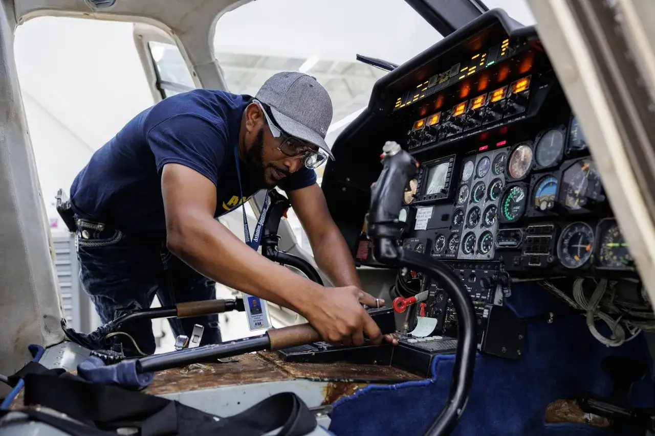 Ein Mechaniker prüft das Cockpit. Sorgfältige Wartung erklärt, warum sind Flugzeuge so sicher.