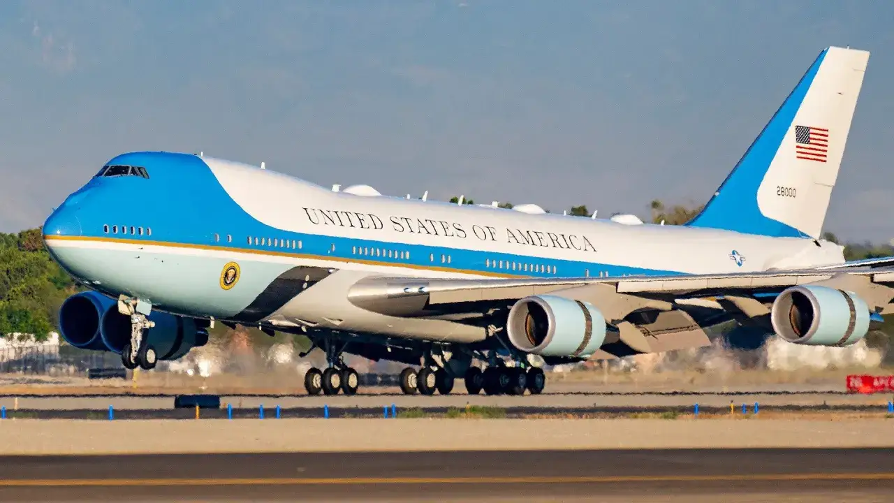 Air Force One, eine Boeing 747, hebt ab. Was kostet eine Boeing 747? Dieses Flugzeug ist ein Symbol für Macht und Prestige.