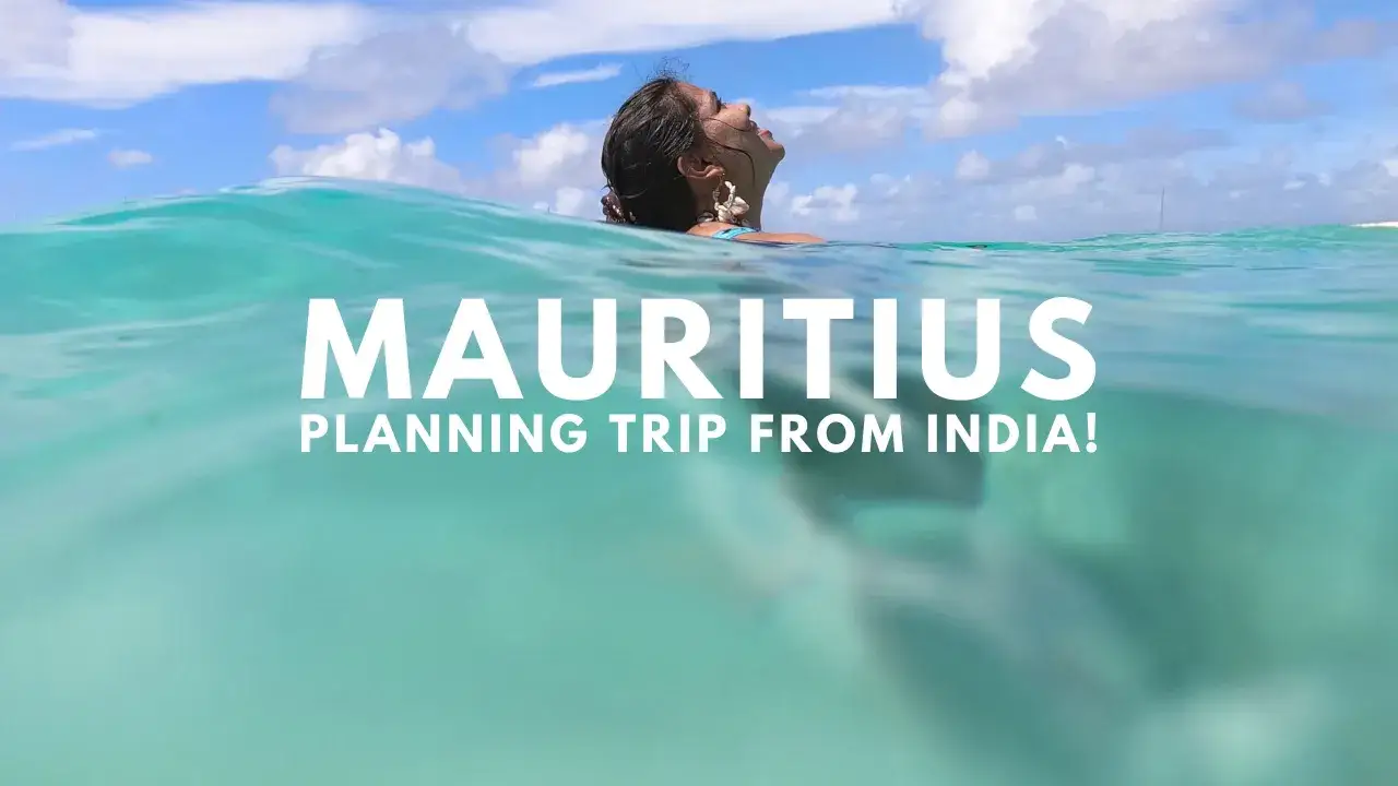 Frau genießt das Meer, plant eine Reise nach Mauritius. Die Mauritius Flugzeit von Indien ist kürzer als man denkt!