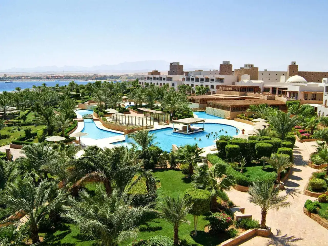 Ein luxuriöses Resort mit Pools und Palmen, das Fort Arabesque West Bay, lädt zum Entspannen ein.