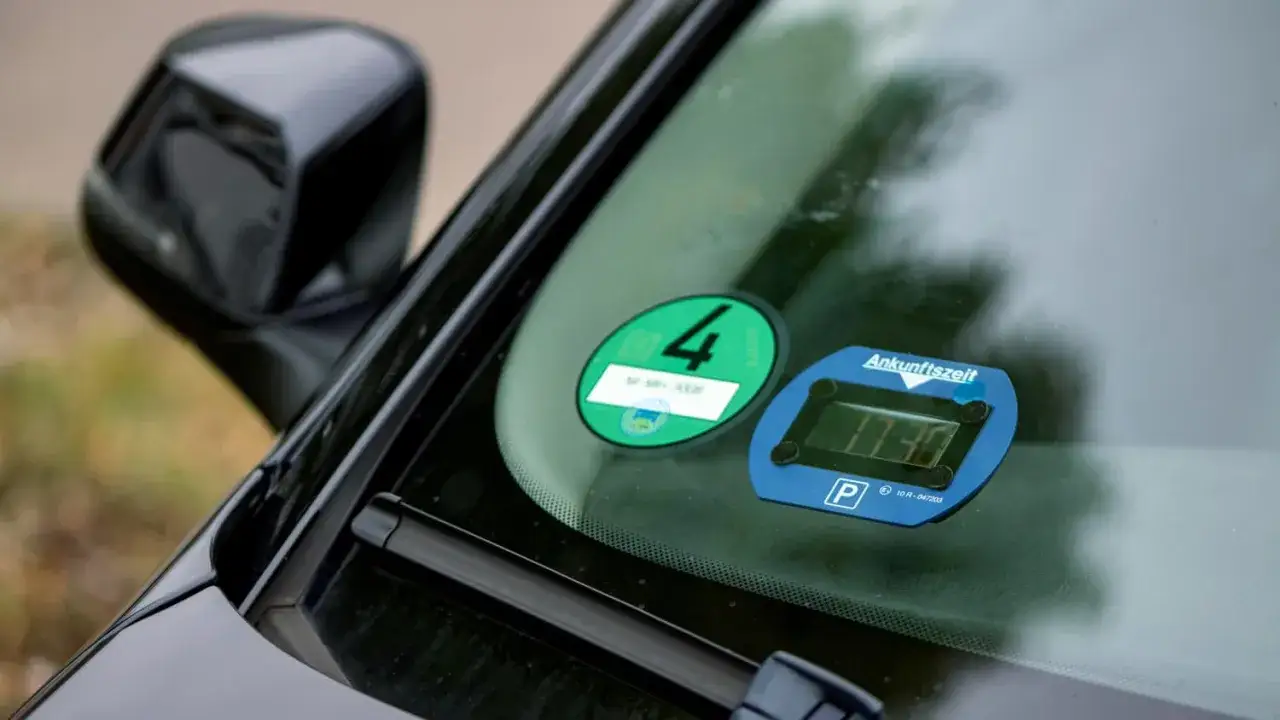 Elektronische Parkscheibe zeigt 17:30. Nachteile: Sie kann bei Kälte ausfallen oder die Batterie leer sein.