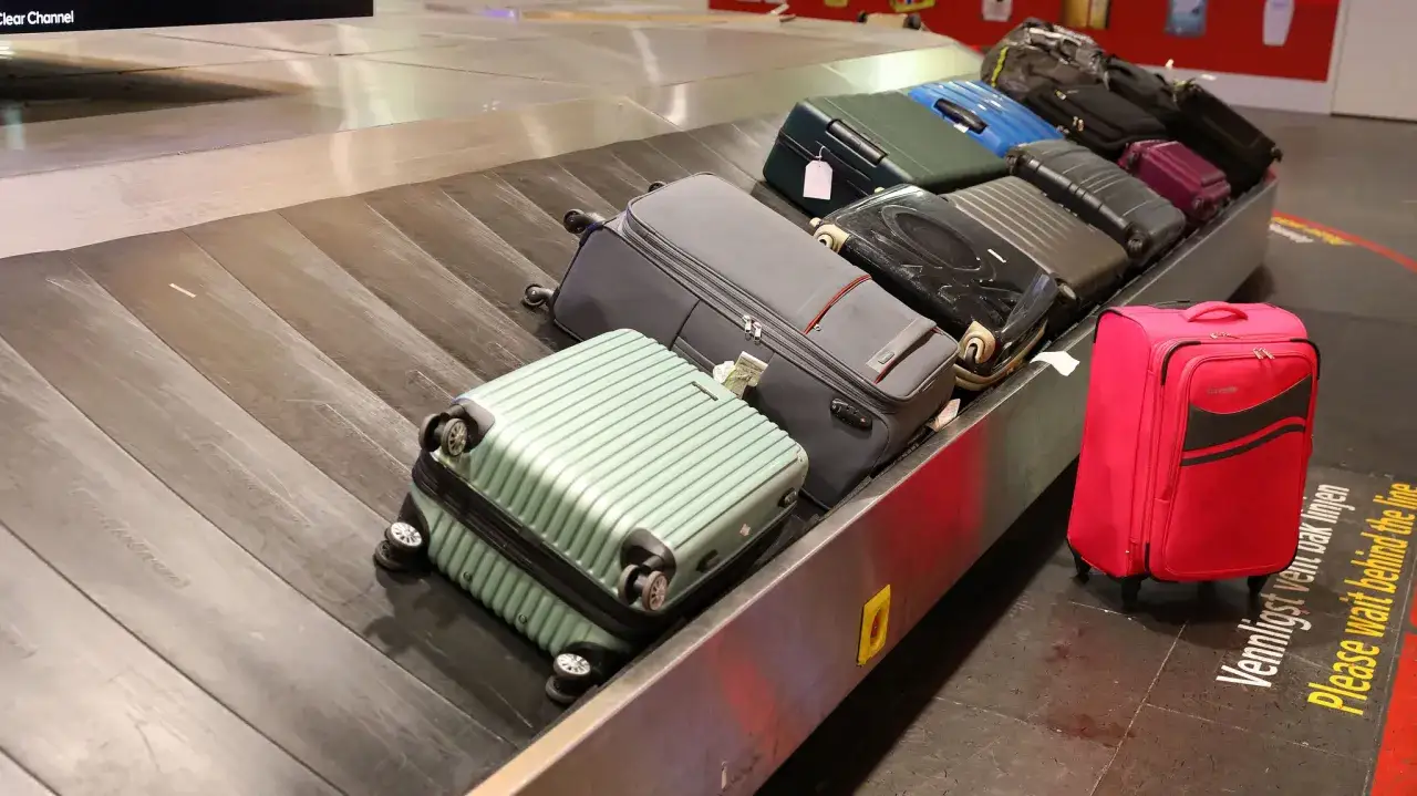 Koffer verloren? Auf dem Gepäckband am Flughafen warten viele Koffer. Hoffentlich ist deiner dabei!