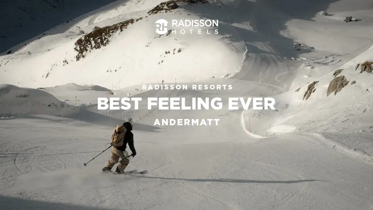 Skifahrer genießt die Piste am Radisson Blu Hotel Andermatt. 