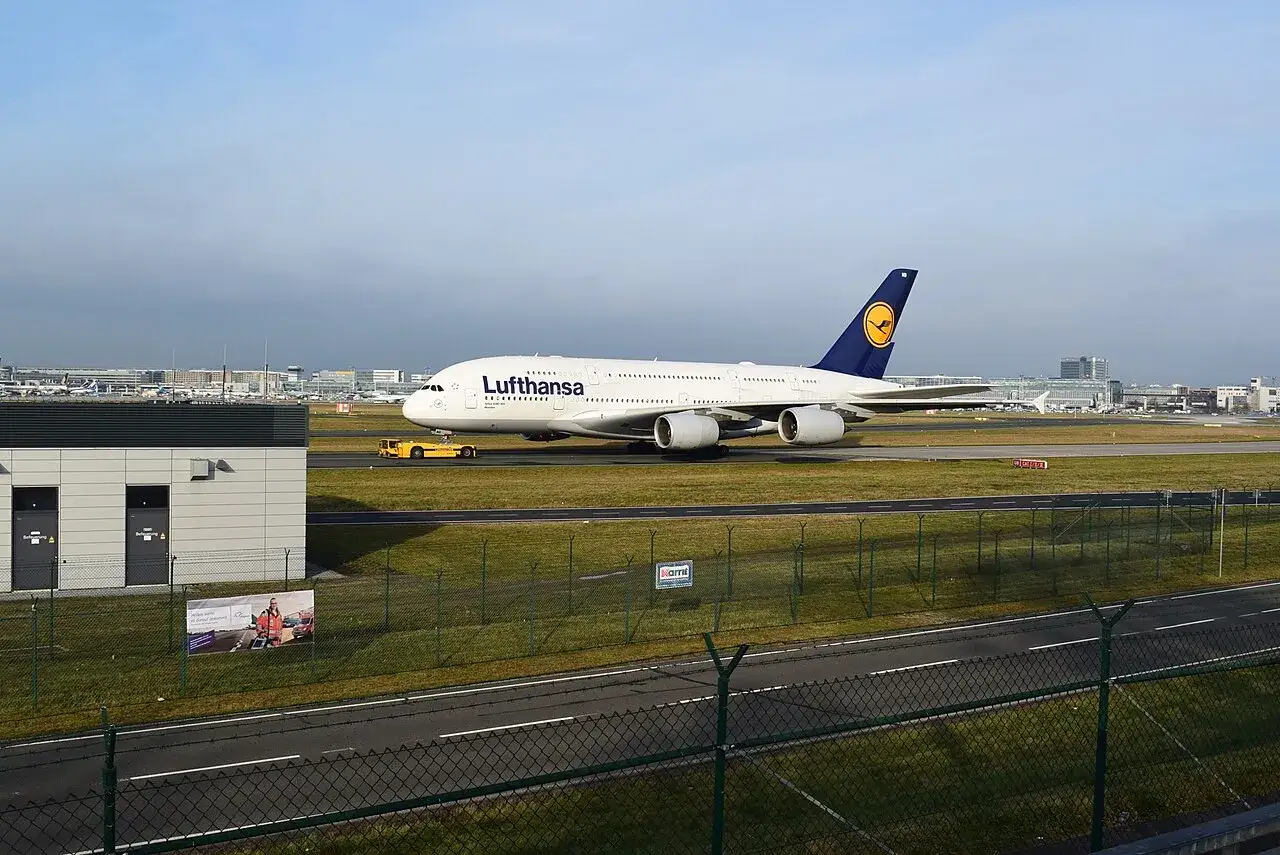Ein Airbus A380 von Lufthansa rollt auf dem Rollfeld des Flughafens Frankfurt.