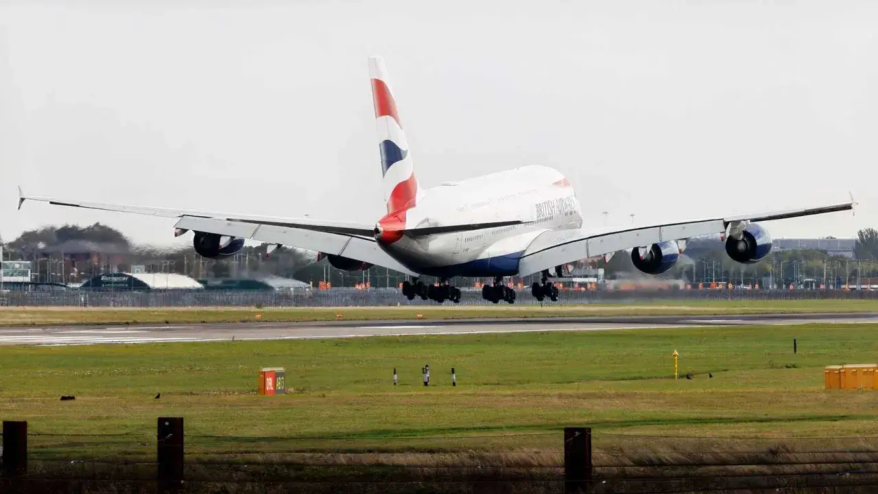 Ein British Airways A380 mit seinem enormen Gewicht landet auf der Landebahn.