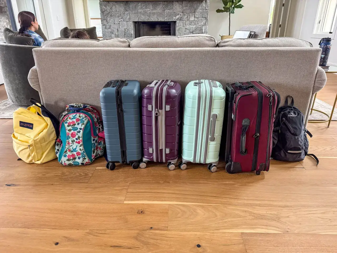 Koffer und Rucksäcke bereit für die Reise. Die Packliste für Schottland ist komplett!