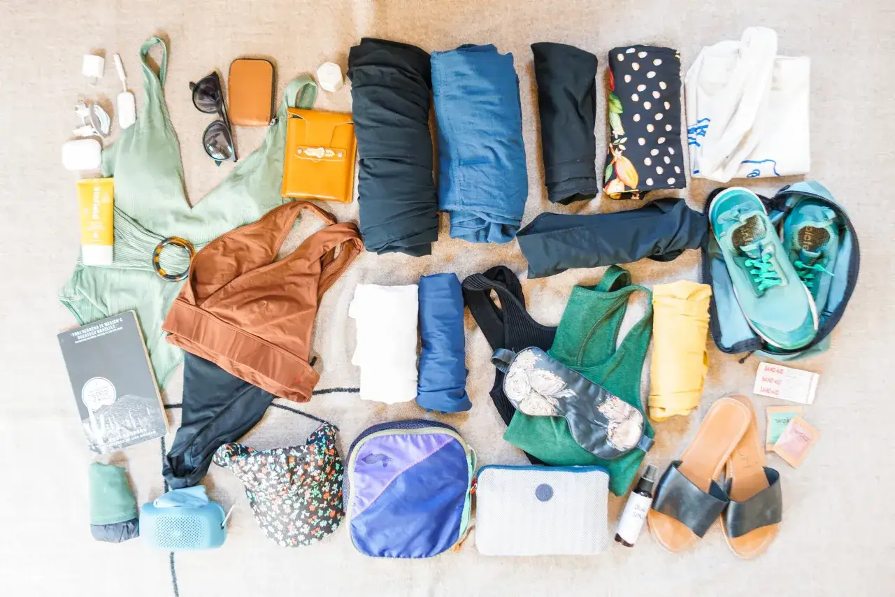 Packliste Mexiko: Kleidung, Sonnencreme, Buch, Schuhe und Accessoires für eine Reise.