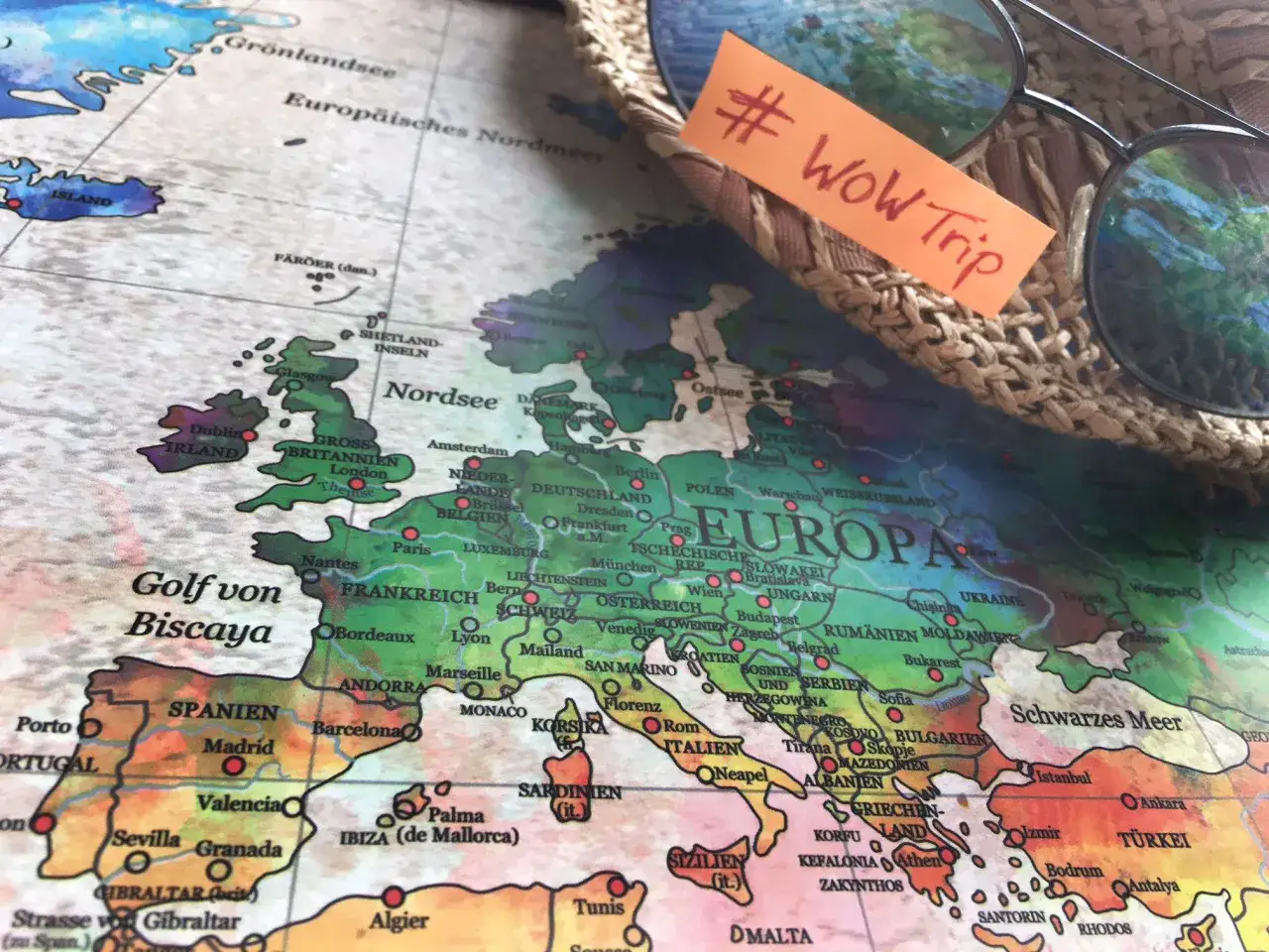 Sonnenbrille auf einer Karte Europas, mit einem Haftnotiz 