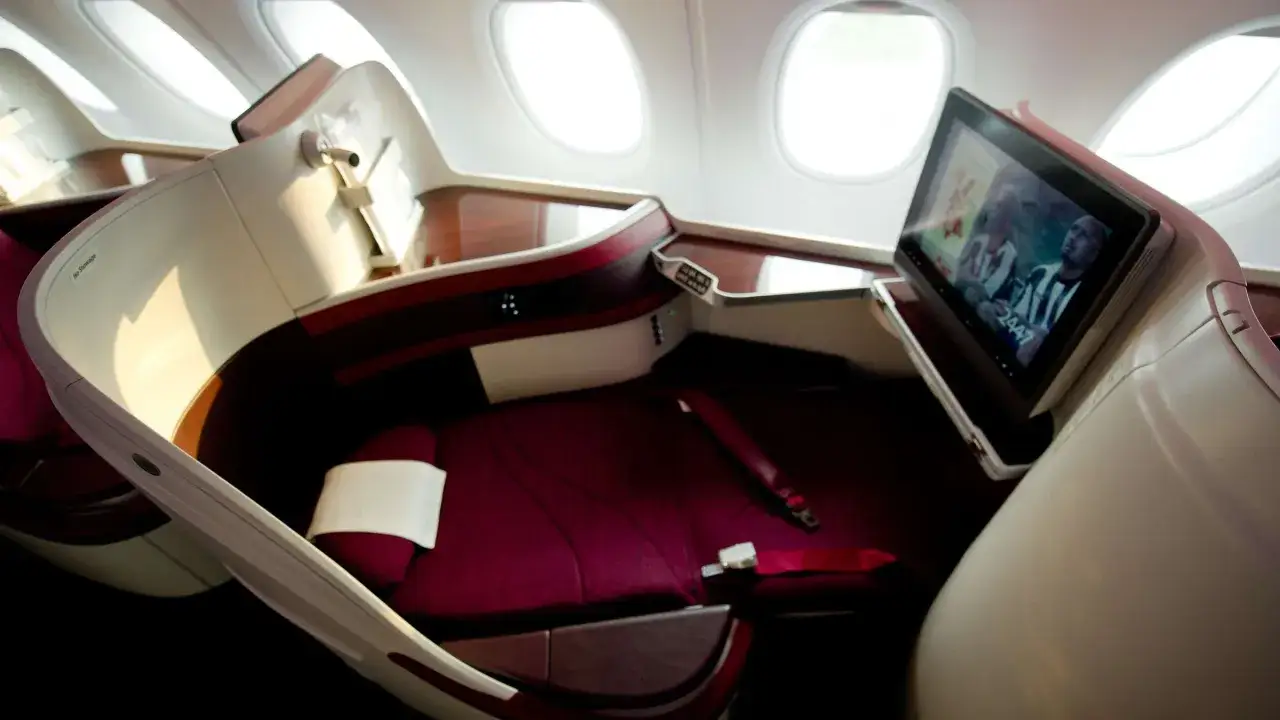 Luxuri&ouml;ser Sitzplatz im Flugzeug mit Entertainment-Bildschirm. Eine Sitzplatzreservierung im Flugzeug ist sinnvoll f&uuml;r maximalen Komfort.