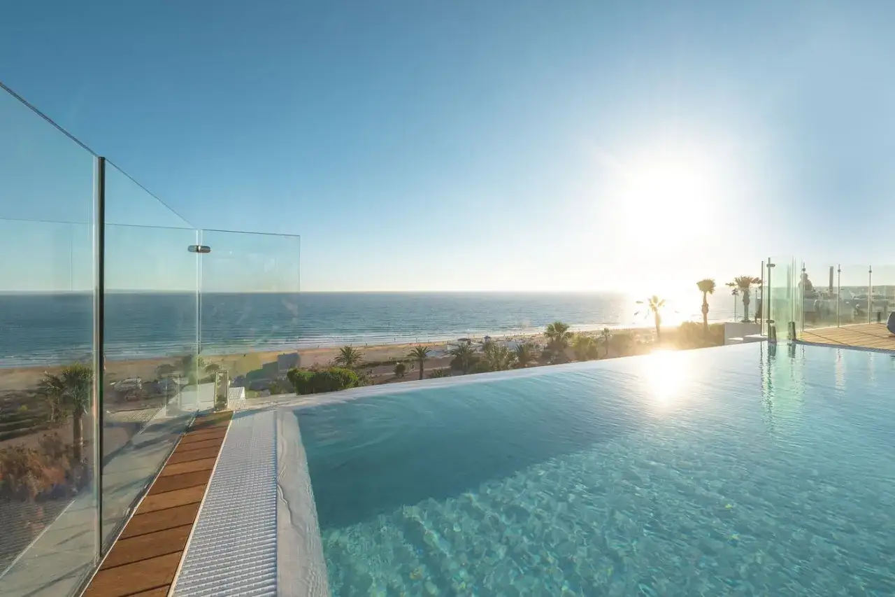 Infinity-Pool mit Blick auf den Strand von Conil. Genießen Sie die Sonne und das Meer im daia slow beach hotel conil.