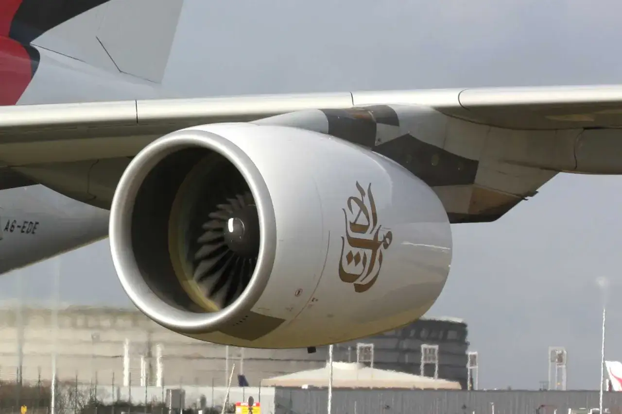 Detailaufnahme eines A380 Triebwerks mit dem Emirates-Logo. Die gewaltigen Triebwerke sind bereit für den nächsten Flug.