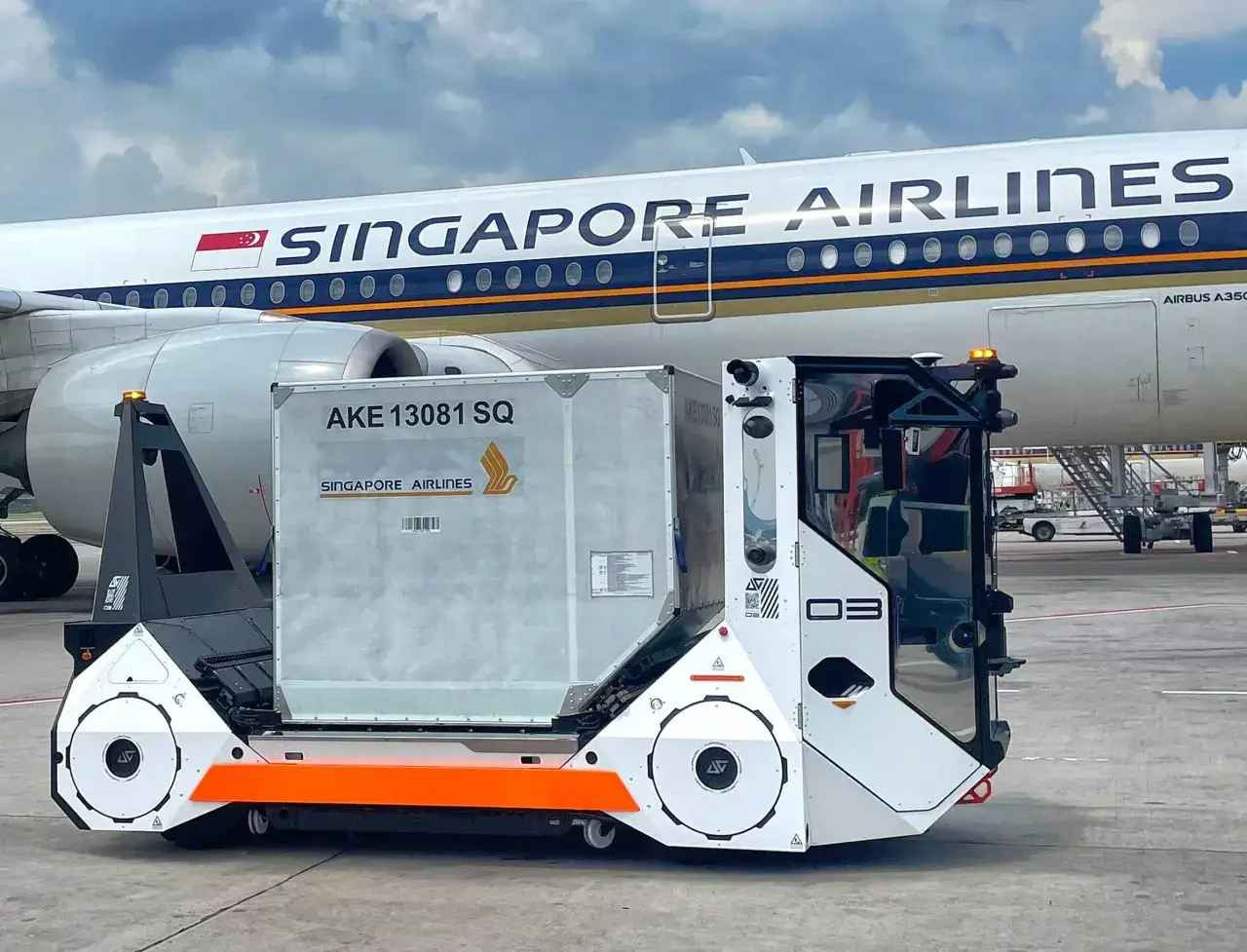 Ein Gepäckwagen transportiert eine Ladeeinheit vor einem Singapore Airlines Flugzeug am Flughafen. Die Kosten für den Betrieb am Singapur Flughafen sind hoch.