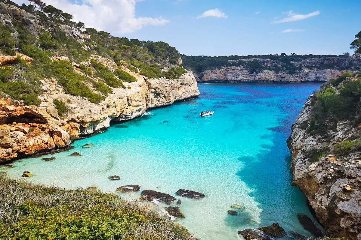 Traumhafte mallorca buchten mit kristallklarem Wasser und Felsen, eine kleine Bucht l&auml;dt zum Entspannen ein.