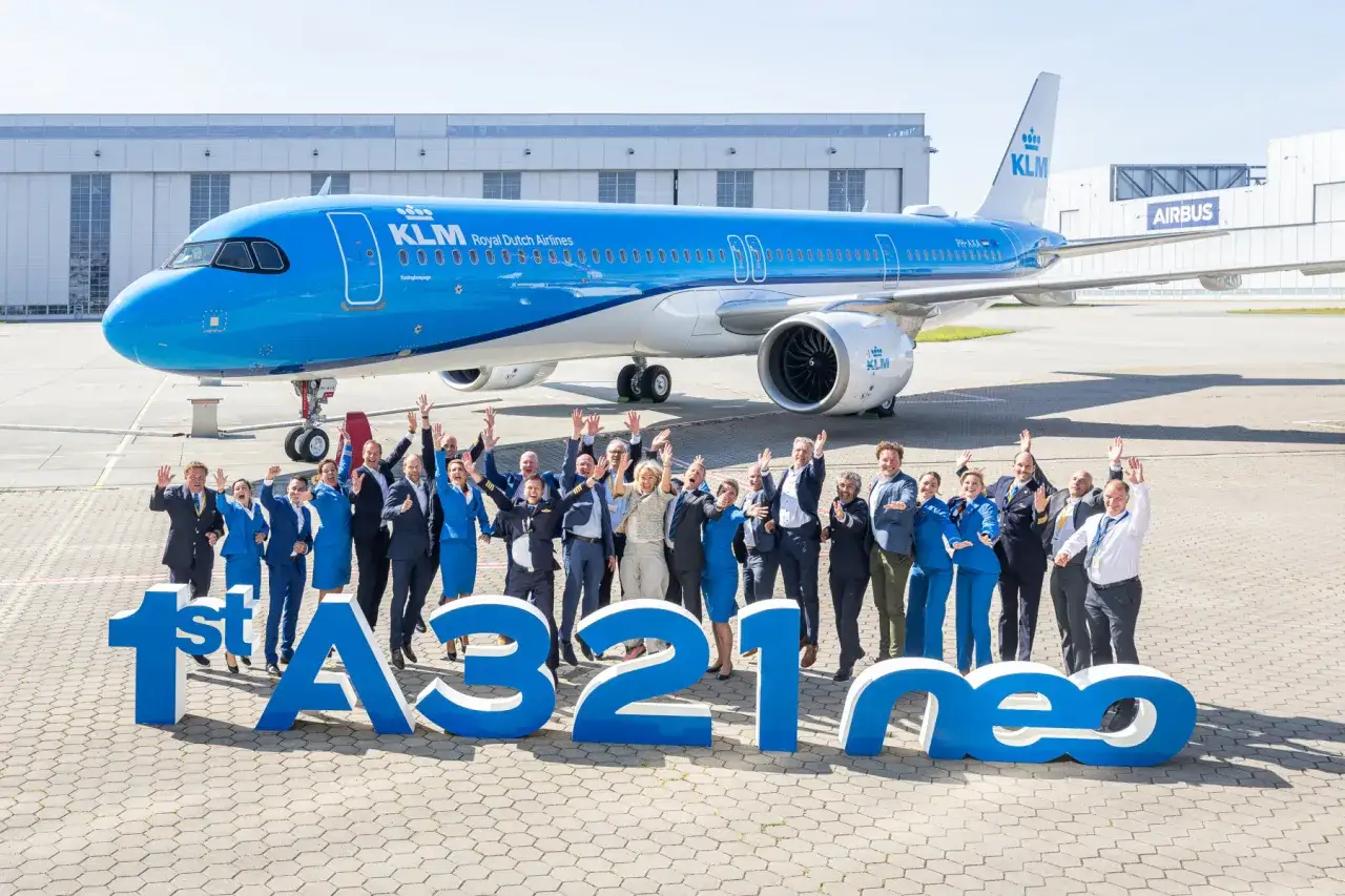 Jubelnde Menschen vor einem blauen KLM Flugzeug, das erste A321neo Flugzeug der Airline.