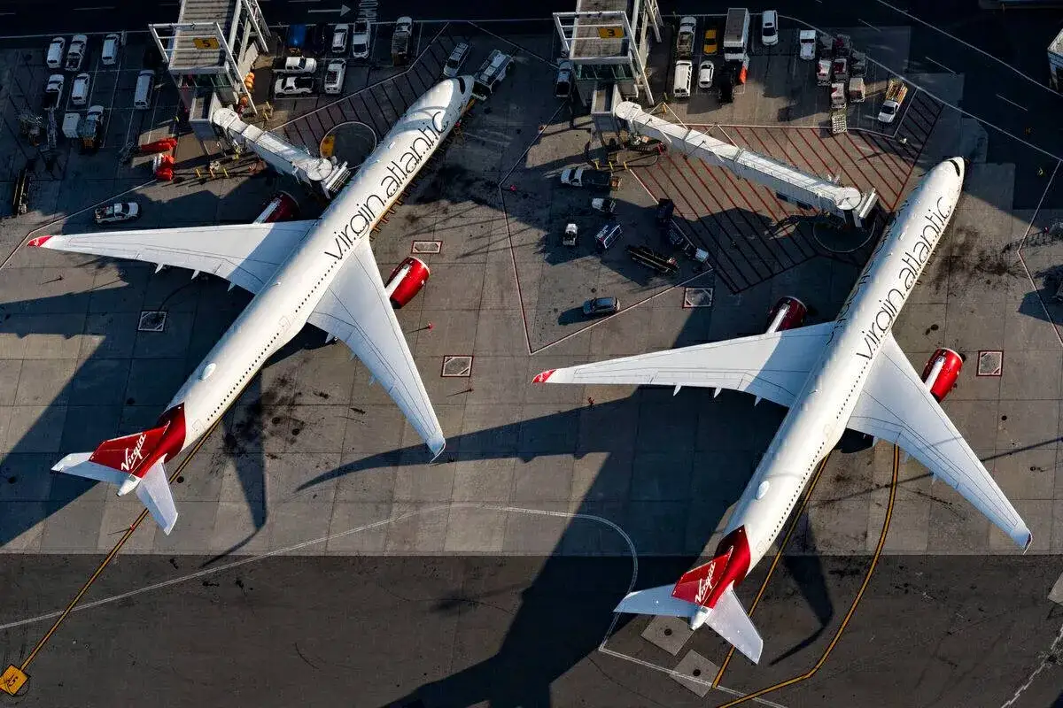 Zwei Flugzeuge der Virgin Atlantic Flotte stehen nebeneinander auf dem Rollfeld.