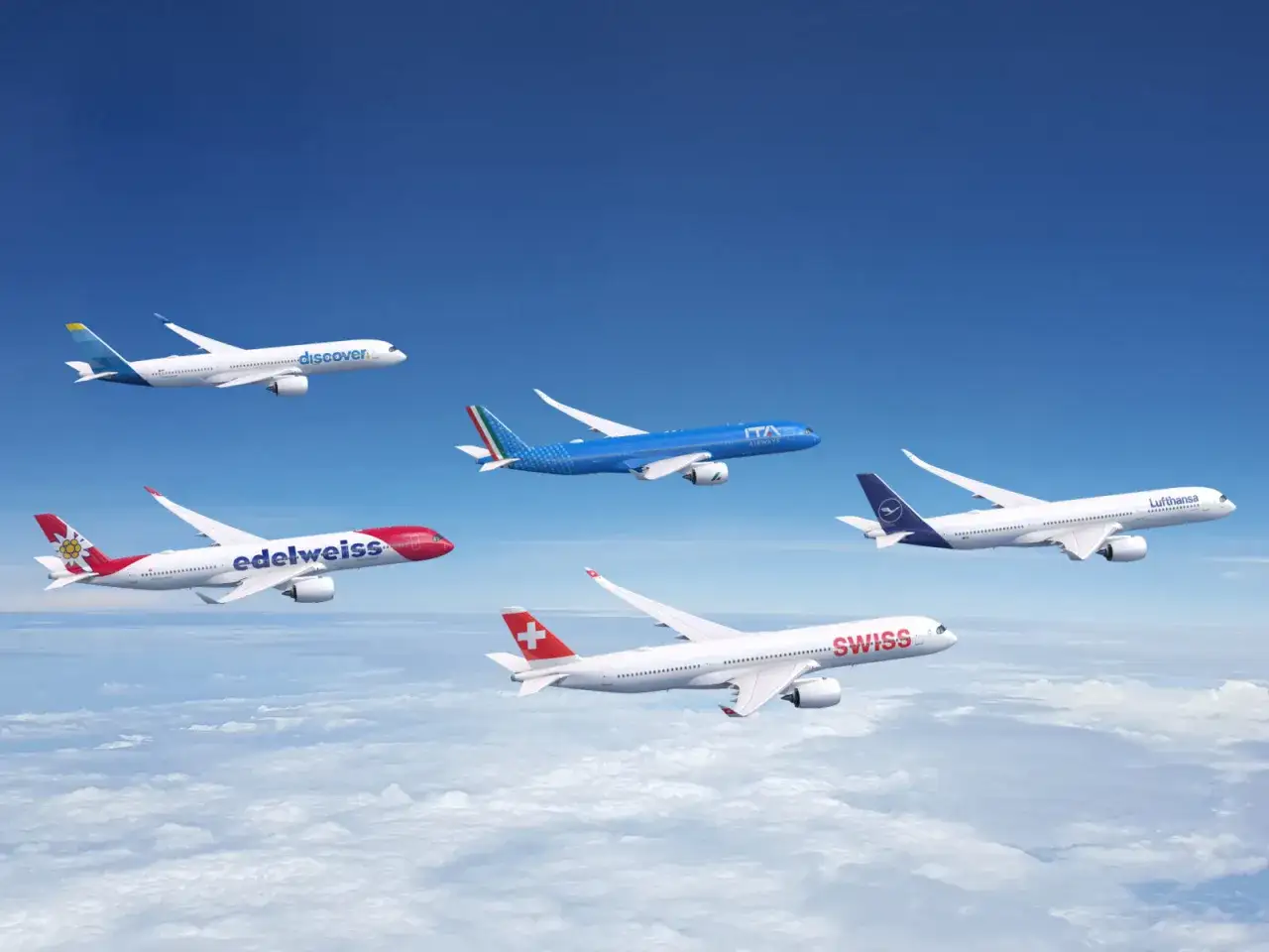 Fünf Flugzeuge verschiedener Airlines (Discover, ITA Airways, Edelweiss, Lufthansa, Swiss) fliegen über Wolken. Ist Lufthansa sicher? Ja, alle diese Flugzeuge stehen für sichere Reisen.