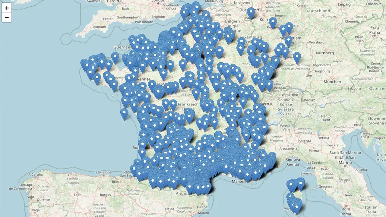 Blaue Stecknadeln markieren Orte in Frankreich und seinen Regionen, die sich über das Land und angrenzende Gebiete erstrecken.