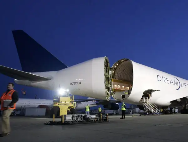 Ein Frachtflugzeug mit geöffneter Nase, bereit, Träume zu transportieren. Der Schriftzug "Dream Lifter" prangt auf dem Rumpf.