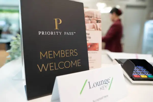 Priority Pass Schild "Members Welcome". Hier kann ein Priority Pass Gast mitgenommen werden. LoungeKey wird akzeptiert.