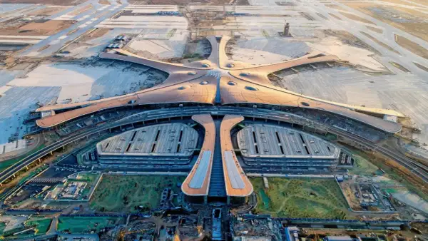 Der Berliner Flughafen im Bau, eine beeindruckende Architektur, die die Bauzeit widerspiegelt.