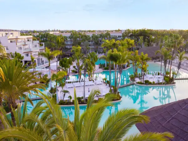 Traumhafter Poolbereich im TUI Kids Club Maspalomas Princess mit Palmen und Liegen.