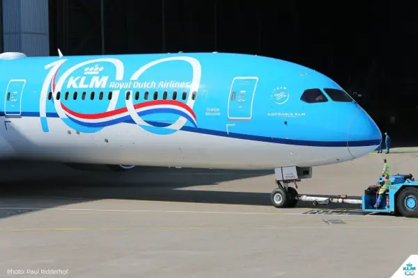 KLM feiert 100 Jahre. Ein Flugzeug der Royal Dutch Airlines, "Orange Blossom", wird geschleppt. Die Bedeutung von KLM ist hier klar: eine stolze Luftfahrtgeschichte.