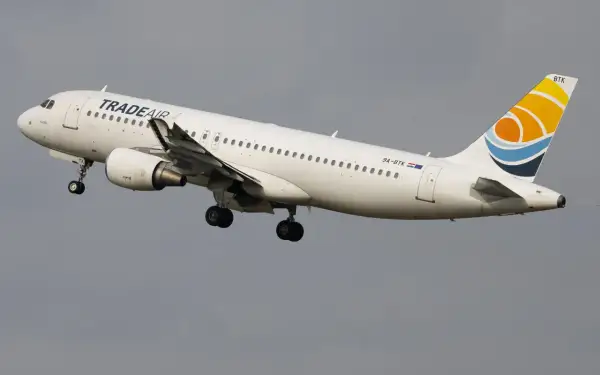 Ein Trade Air Flugzeug hebt ab. Die Landeklappen sind ausgefahren, perfekt für Flugzeuge fotografieren.
