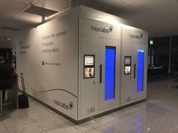 Schlaf- und Arbeitskabinen von napcabs am Flughafen München. Ideal für Reisende, die Ruhe oder einen Arbeitsplatz suchen.