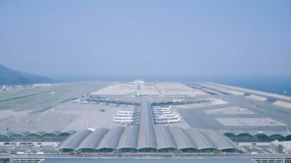 Großer Flughafen mit vielen Flugzeugen, Terminals und Landebahnen. Ein Blick auf Chek Lap Kok, HK.