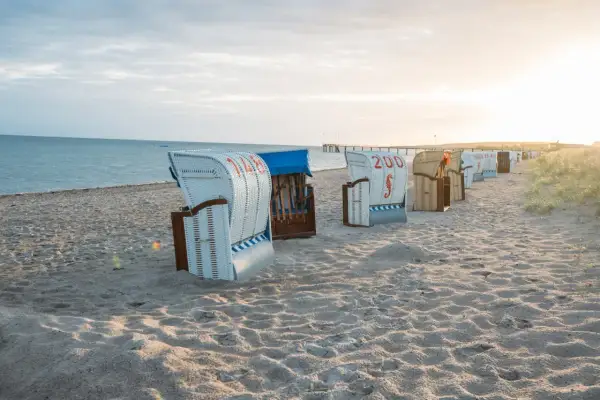 Strandkörbe am Ostseestrand. Die Entfernung zum Auto ist egal, wenn man hier entspannt.