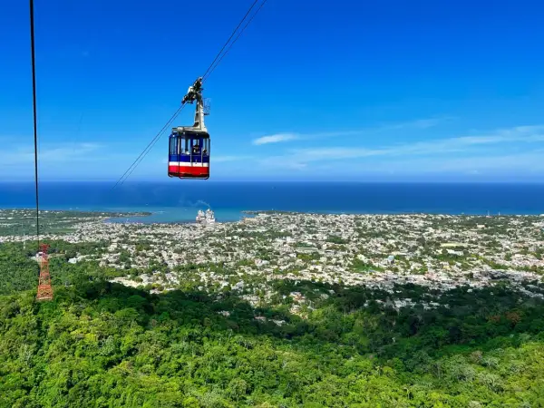 Seilbahnfahrt über Puerto Plata, Dominikanische Republik. Ein perfekter Ausblick für Ihren Dominikanische Republik Urlaub.