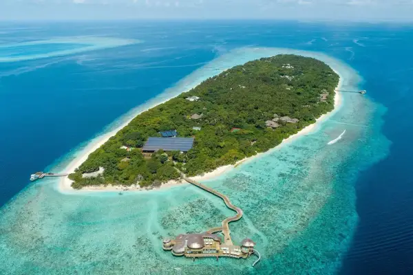 Trauminsel auf den Malediven. Ein luxuriöser Urlaub, der die Kosten wert ist. Überwasser-Bungalows und türkisfarbenes Meer.