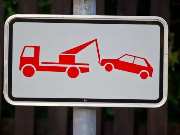 Warnung: Abschleppdienst im Einsatz. Vorsicht, hier könnte Ihr Auto zu unrecht abgeschleppt werden.