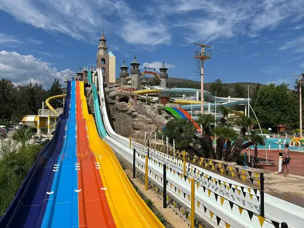 Bunte Wasserrutschen im Aqua Fantasy Aquapark Hotel & Spa versprechen Spaß.