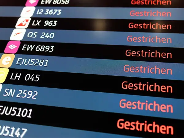 Flugplan zeigt viele gestrichene Flüge. Ein frustrierender Anblick für Reisende, die ihren Flug steuern wollten.