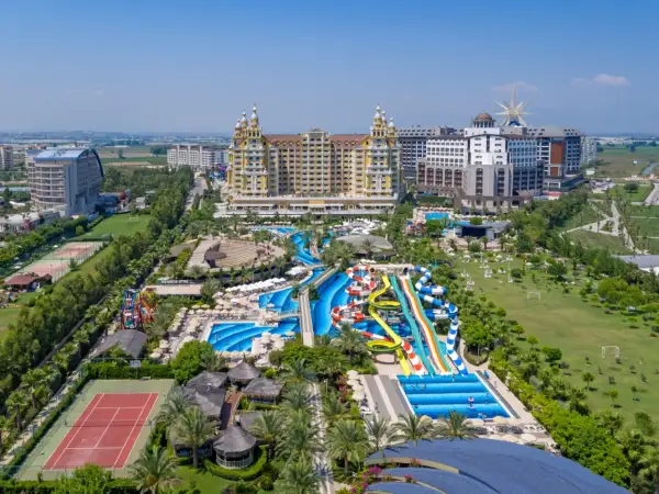 Ein luxuriöser royal holiday palace mit Wasserrutschen, Pools, Tennisplätzen und viel Grün.