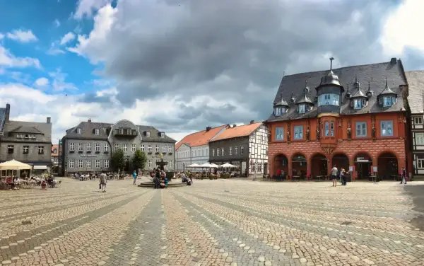 Ein belebter Marktplatz mit historischen Fachwerkhäusern und einem Brunnen. Perfekt für Ausflugsziele Niedersachsen.