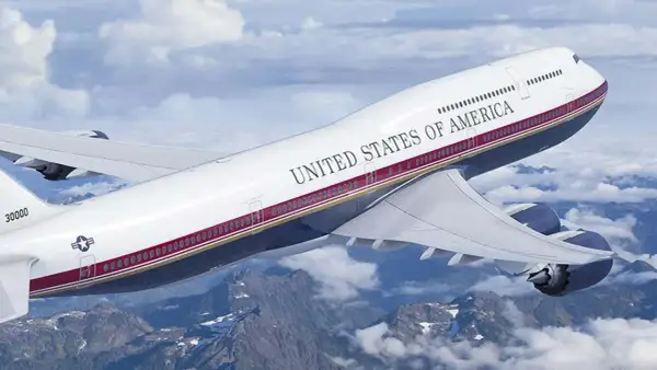 Air Force One, eine Boeing 747, fliegt über schneebedeckte Berge. Was kostet eine Boeing 747?