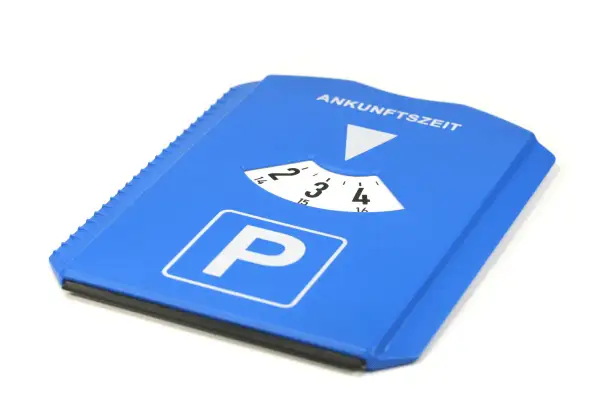 Blaue Parkscheibe mit P-Symbol und Anzeige der Ankunftszeit. Man kann die Parkscheibe weiterdrehen, um die Parkdauer einzustellen.