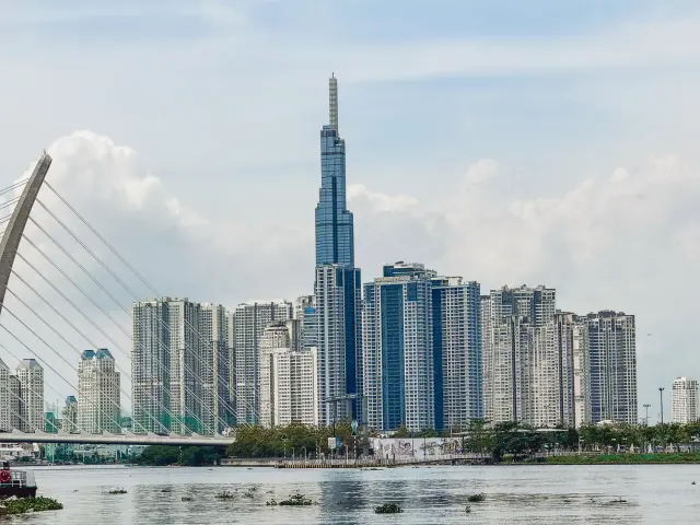 Moderne Skyline von Ho Chi Minh Stadt mit dem Landmark 81, einer Brücke und dem Fluss Saigon.